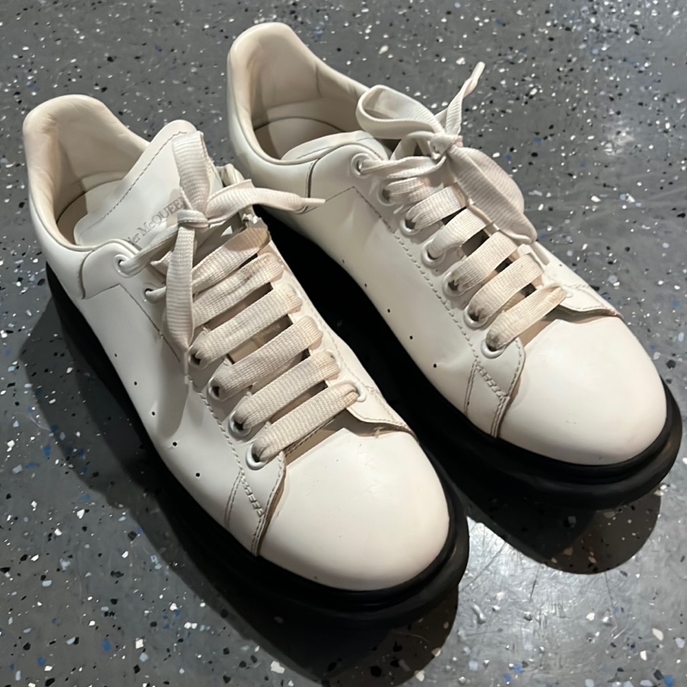 Used, exterior of shoe looks flawless. Soul is a bit faded